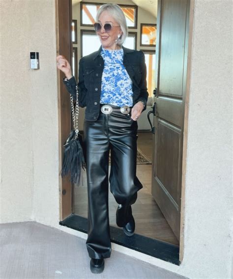 Džinsai derinami su palaidine ir aksesuarais