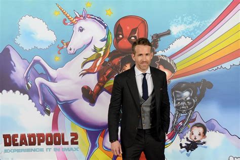 Ryanas Reynoldsas „Deadpool“ kostiume