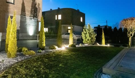 modernaus nuosavo namo lauko apšvietimas vakare