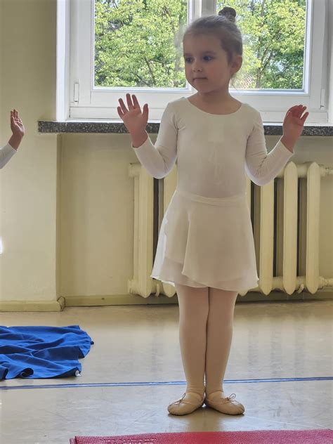 Vaikas šoka su savo šešėliu saulėlydžio metu