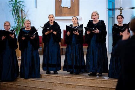Chorvedys vadovauja chorui repeticijoje