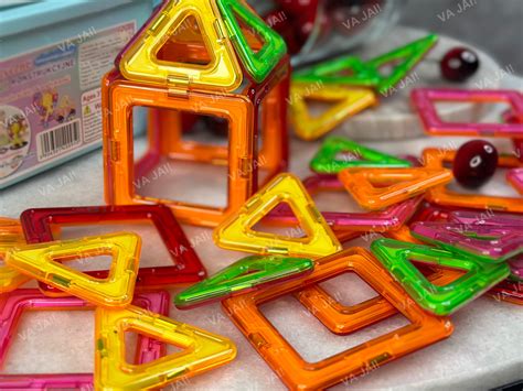 Magnetinės kaladėlės, sujungiamos į įvairias figūras