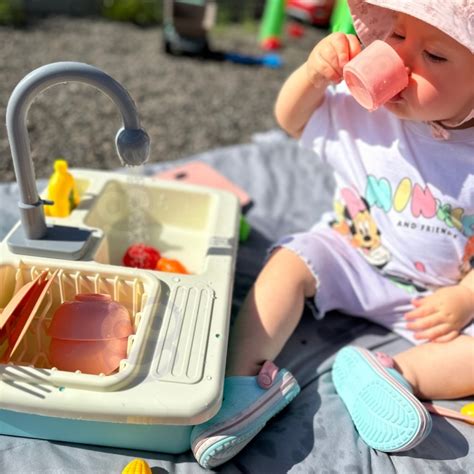 Vaikai serviruojantys stalą žaisliniais indais