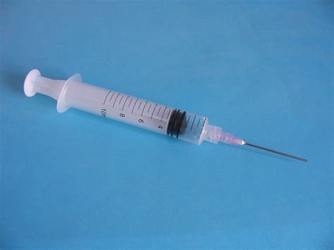 medicininis švirkštas su vaistais