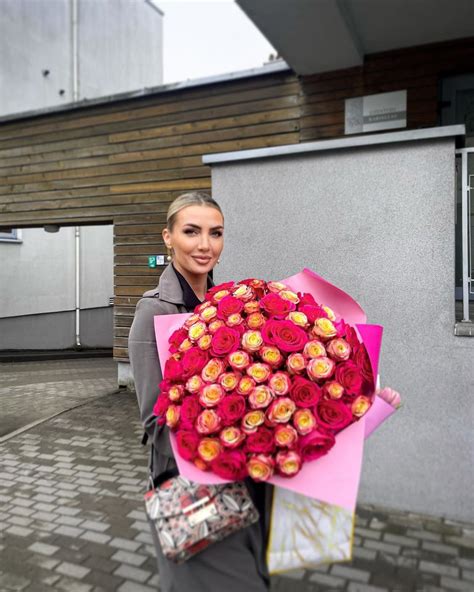 Graži moteris su puokšte