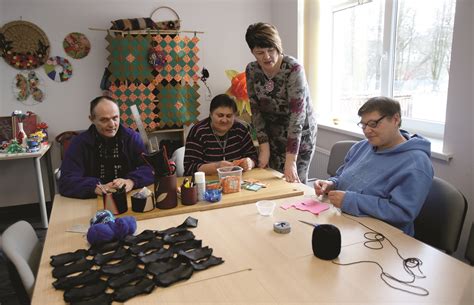 Gyventojai užsiima bendra veikla užimtumo kambaryje