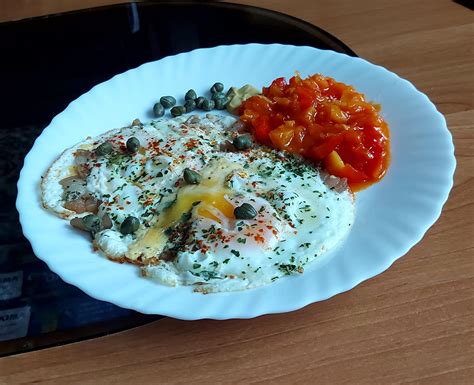 Kepti kiaušiniai su feta tortilijoje