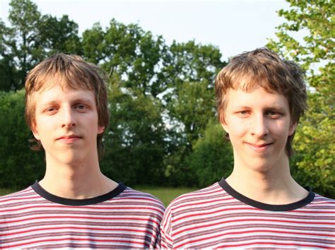 Schema, kaip susidaro identiški ir neidentiški dvyniai