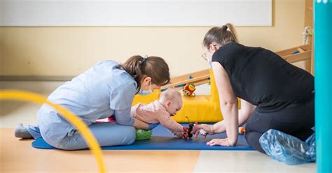 Kineziterapeuto konsultacija su tėvais ir vaiku
