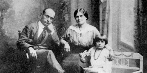 Benito Mussolini su žmona Rachele Guidi ir vaikais