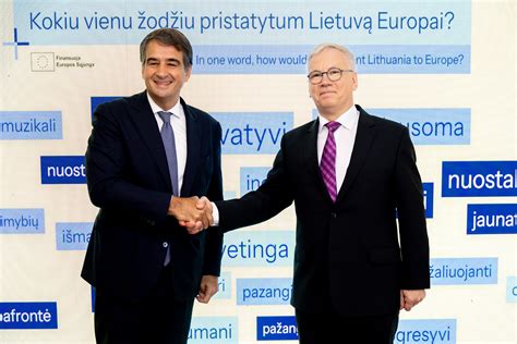 Finansų iliustracija su monetomis ir diagramomis