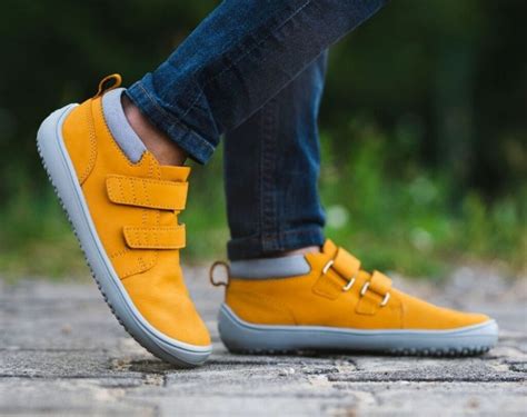 Barefoot batų pavyzdys su plačia pirštų zona