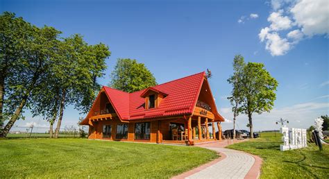 Lietuviška kaimo sodyba su žydinčia obele