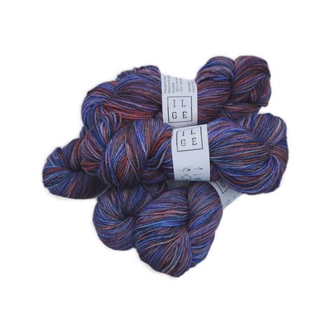 Mezgimo reikmenys: virbalai ir įvairių spalvų siūlai pledui