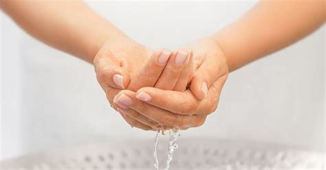 Tėvai plauna kūdikiui rankas