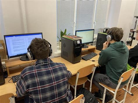 vaikai dirbantys prie kompiuterių