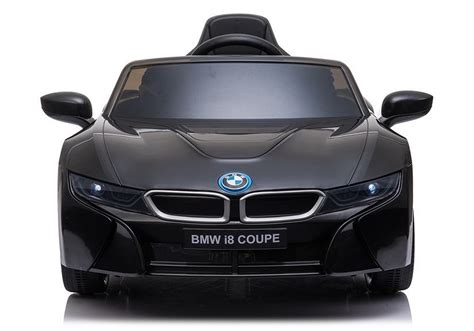 vaikiškas BMW elektromobilis parke