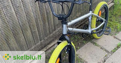 Įvairių spalvų BMX dviračiai išdėlioti parduotuvėje