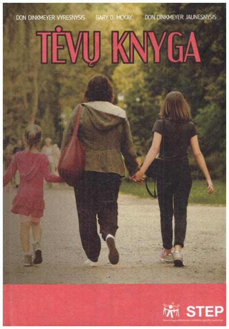 Kūdikis su knyga tėvų glėbyje