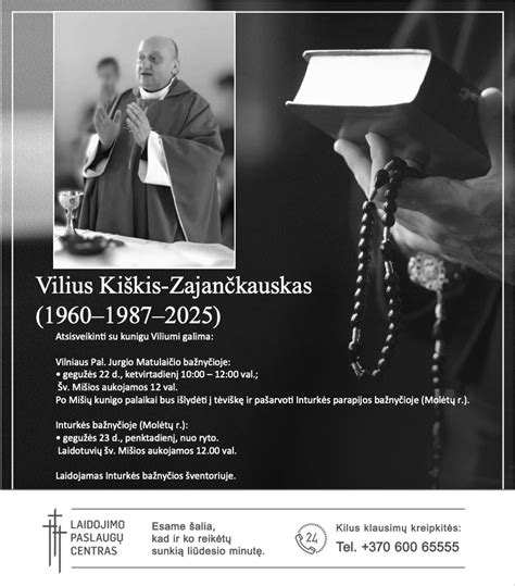 Tėvai su kunigu krikštija kūdikį bažnyčioje