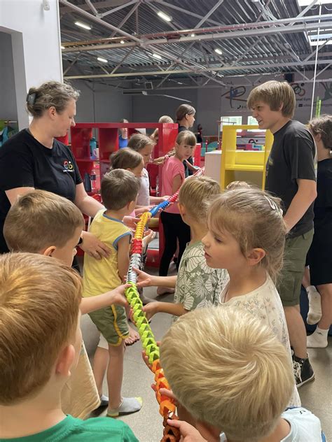 Grupė vaikų žaidžia gimtadienyje