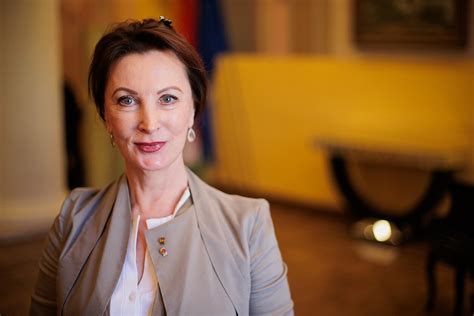 Mūza Rubackytė prie fortepijono