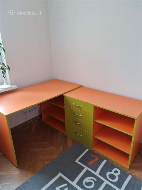 Įvairių tipų vaikiškų stalų pavyzdžiai (kampinis, su lentynomis, minimalistinis)