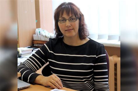 Bibliotekininkė, dirbanti su lankytojais