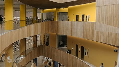 Moderni bibliotekos erdvė su technologijomis