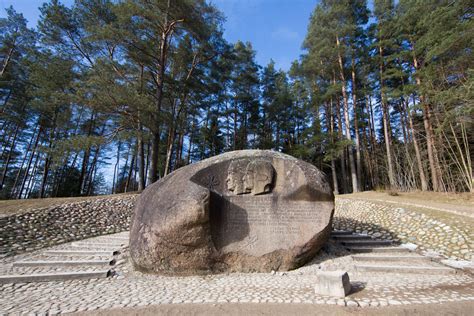 Vaizdas iš Anykščių šilelio su Puntuko akmeniu
