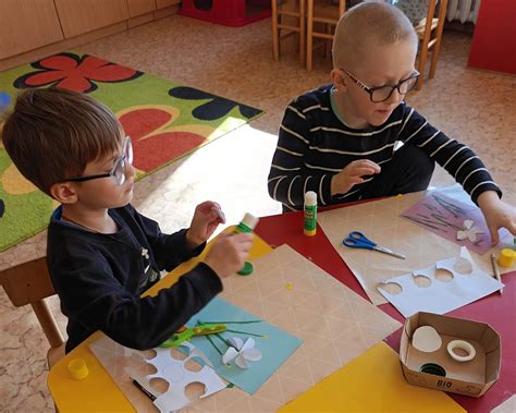 vaikas užsiimantis menine veikla