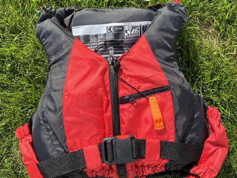 vaikas su gelbėjimosi liemene