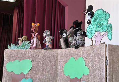 vaikai dalyvaujantys lėlių teatro edukacijoje