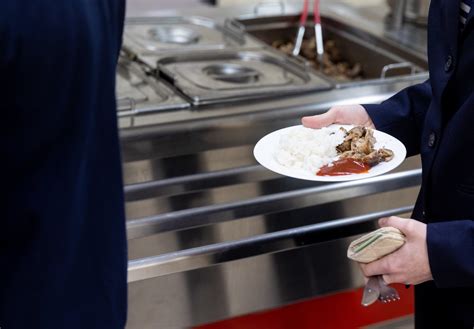 Mokiniai valgykloje iliustracija