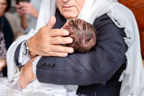 Berniukas per Brit Milah ceremoniją su moheliu