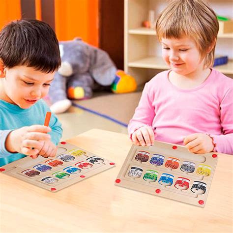 Vaikas rūšiuoja figūras ir spalvas