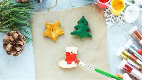 Vaikas lipdo iš druskos tešlos