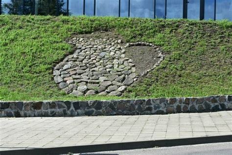 Vaikas tapo ant akmenų