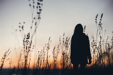 Moters siluetas su nurodytais žalingais įpročiais