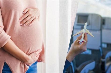 Nėščia moteris lėktuve, geria vandenį