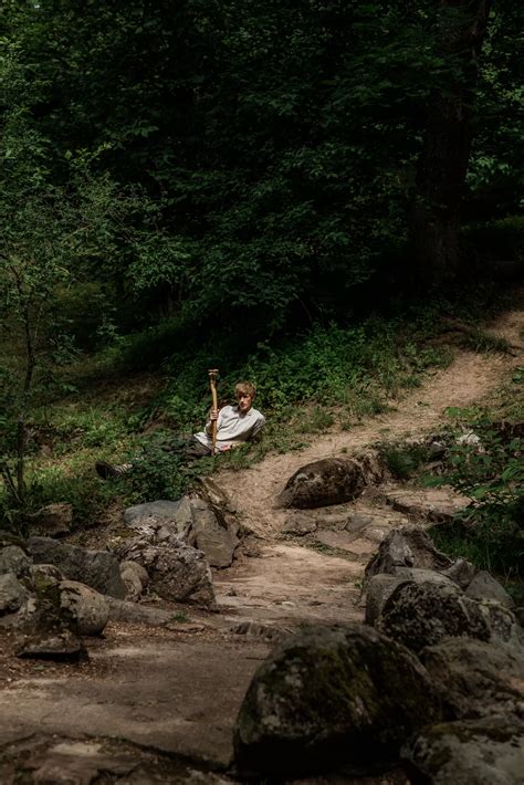 Ramios moters nuotrauka, medituojanti gamtoje