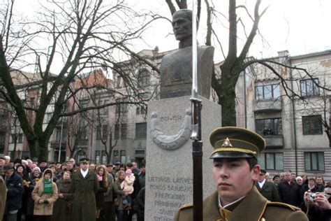 Paminklas LLKS deklaraciją pasirašiusiems aštuoniems partizanų vadams