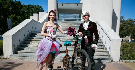 Donatas Dubauskas važiuojantis savo gamybos dviračiu