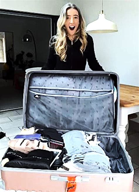 Moteris kraunasi lagaminą su daiktais ligoninei