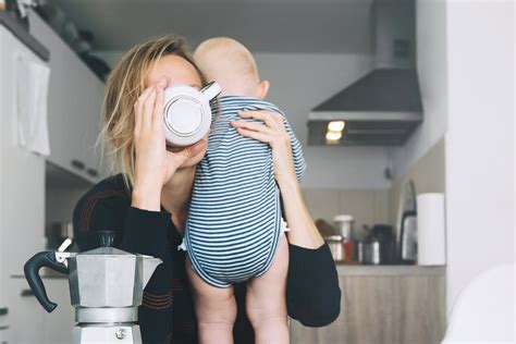 Mamytė su kūdikiu sportuoja kartu