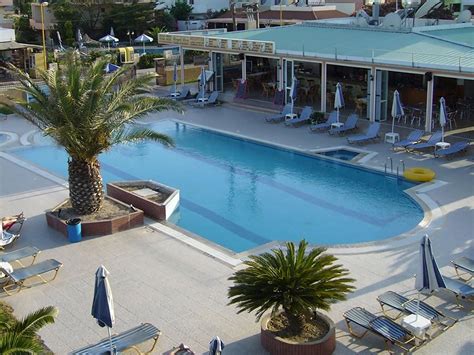 Rose Geil nuotrauka su barzda