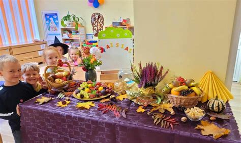 Vaikas rūšiuoja spalvotas figūras