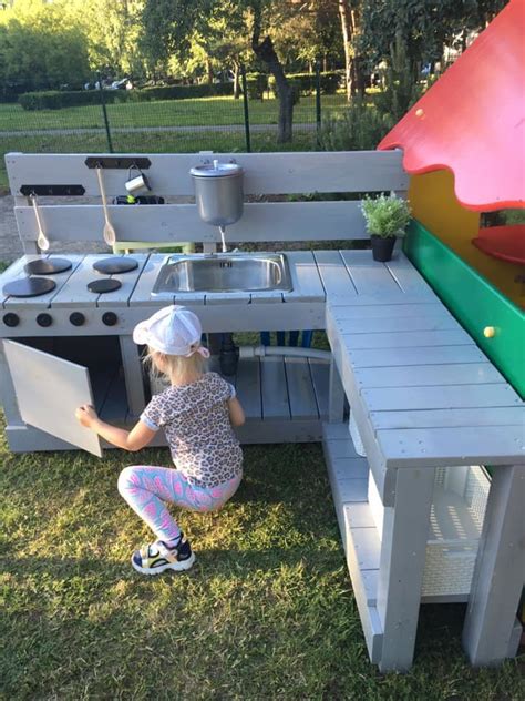 Vaikai žaidžia su virtuvėle