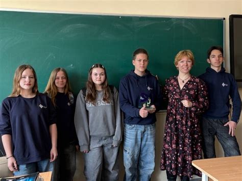 Mokytoja ir mokiniai klasėje