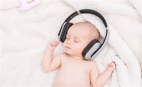 vaikas su belaidėmis ausinėmis